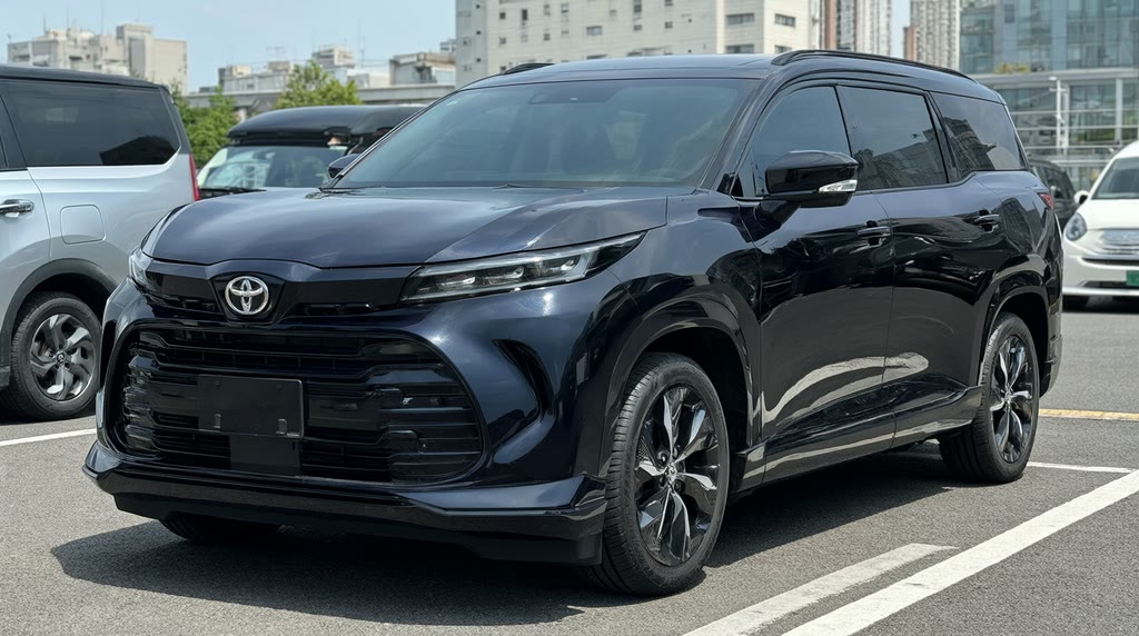Toyota Roomy — автомобиль из Японии Toyota Roomy — автомобиль из Японии у парковки