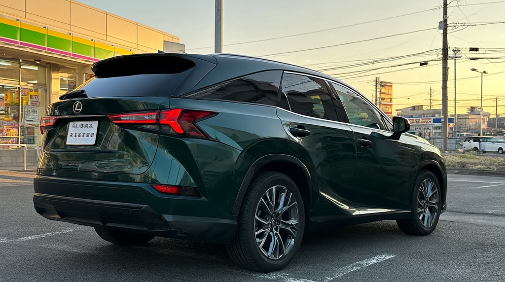 Lexus RX 350 — автомобиль из Японии Lexus RX 350 — автомобиль из Японии у торгового центра